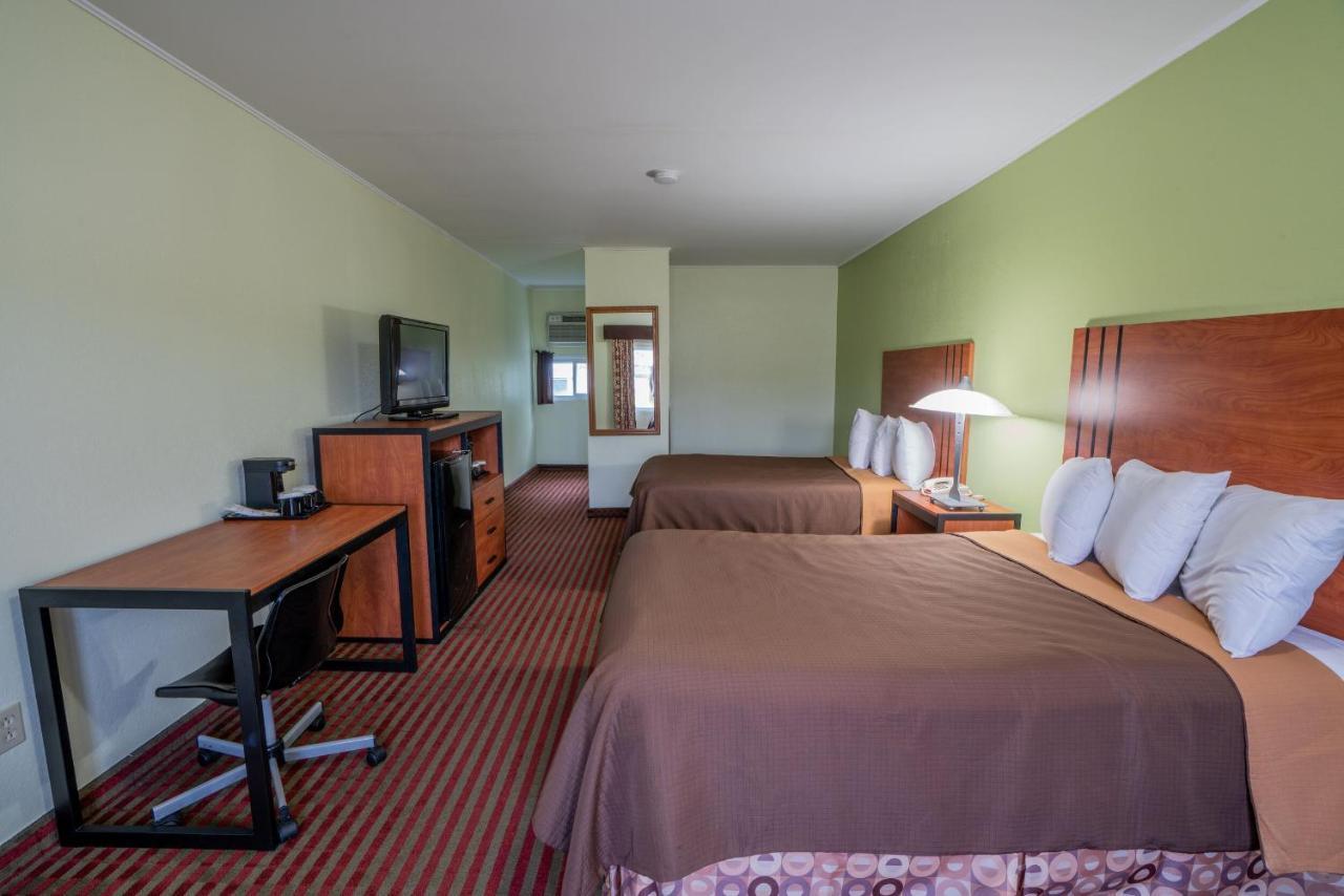 All Seasons Inn & Suites Борн Екстериор снимка