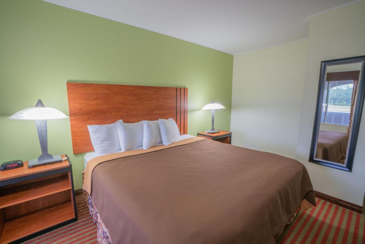 All Seasons Inn & Suites Борн Екстериор снимка