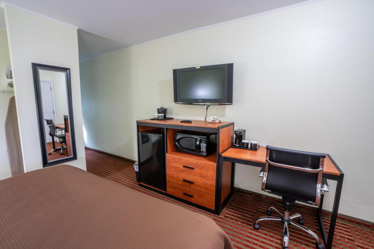 All Seasons Inn & Suites Борн Екстериор снимка