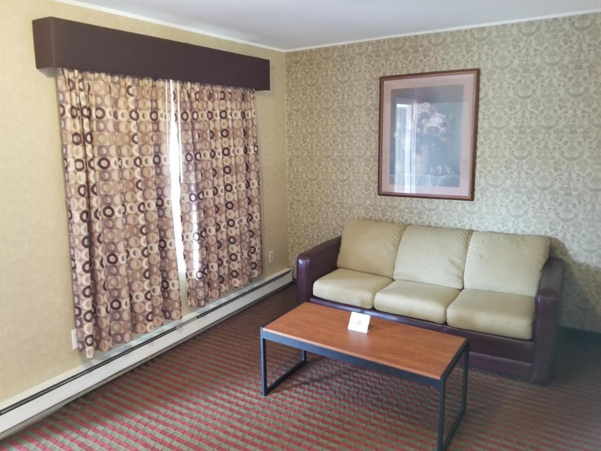 All Seasons Inn & Suites Борн Екстериор снимка