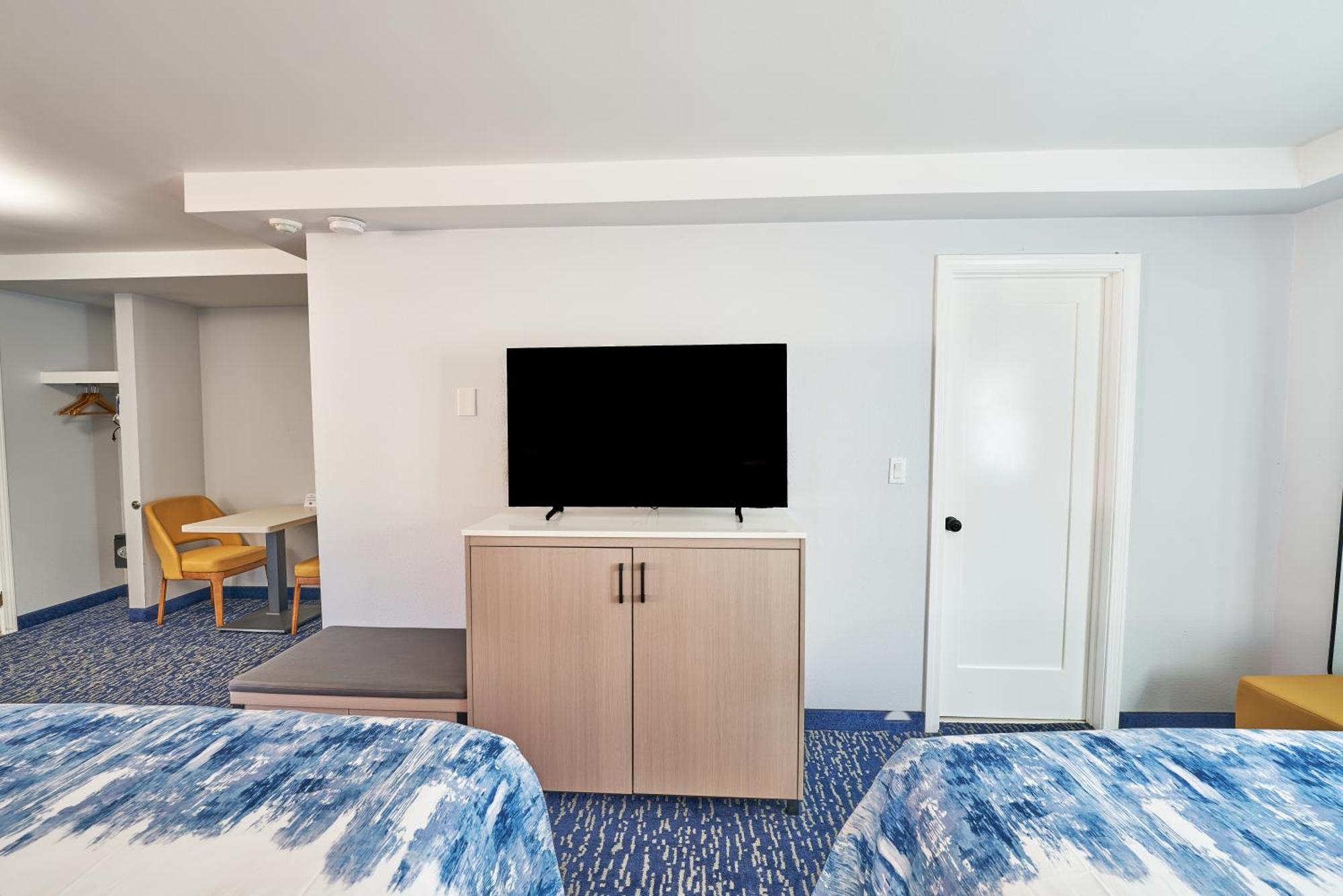 All Seasons Inn & Suites Борн Екстериор снимка