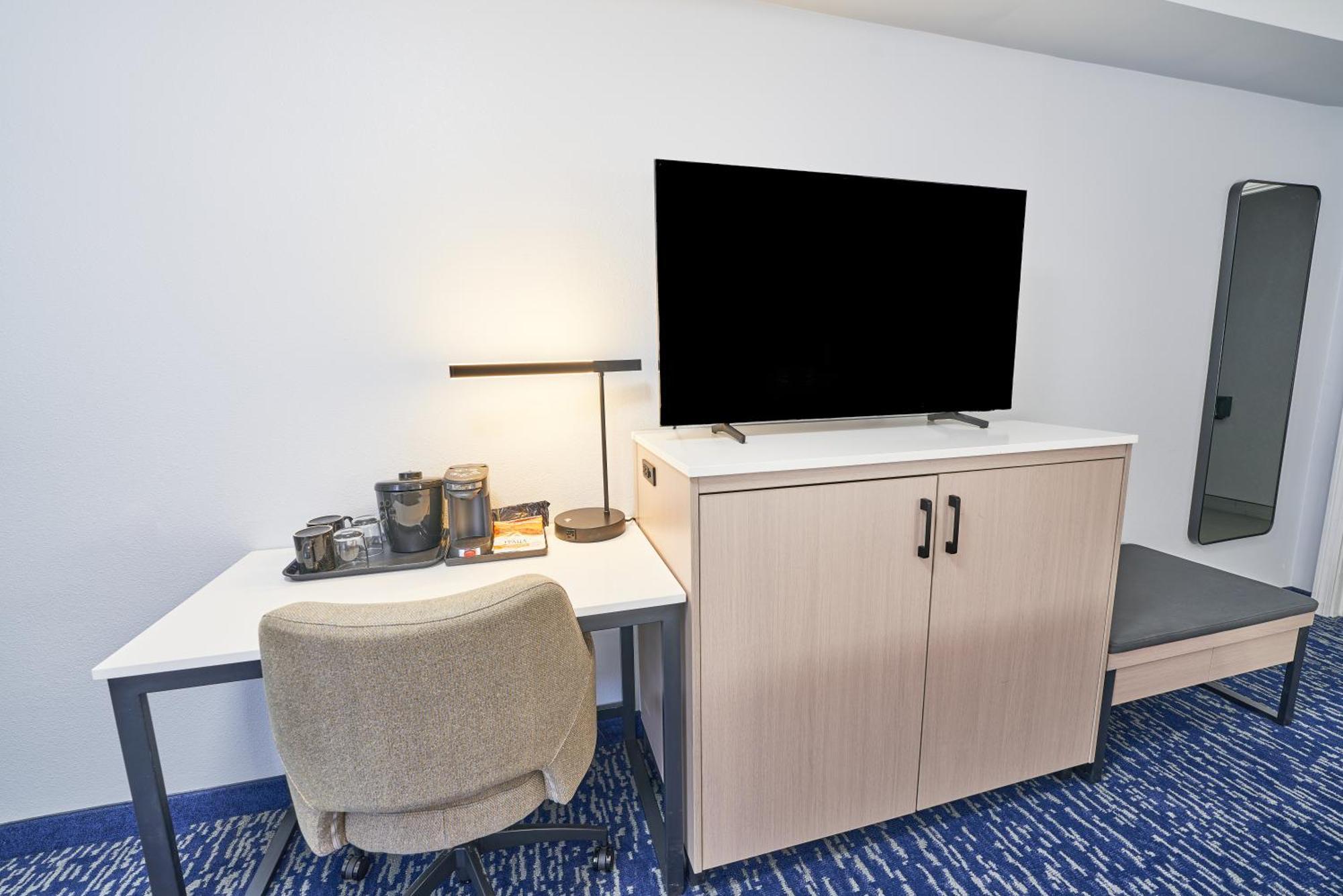 All Seasons Inn & Suites Борн Екстериор снимка