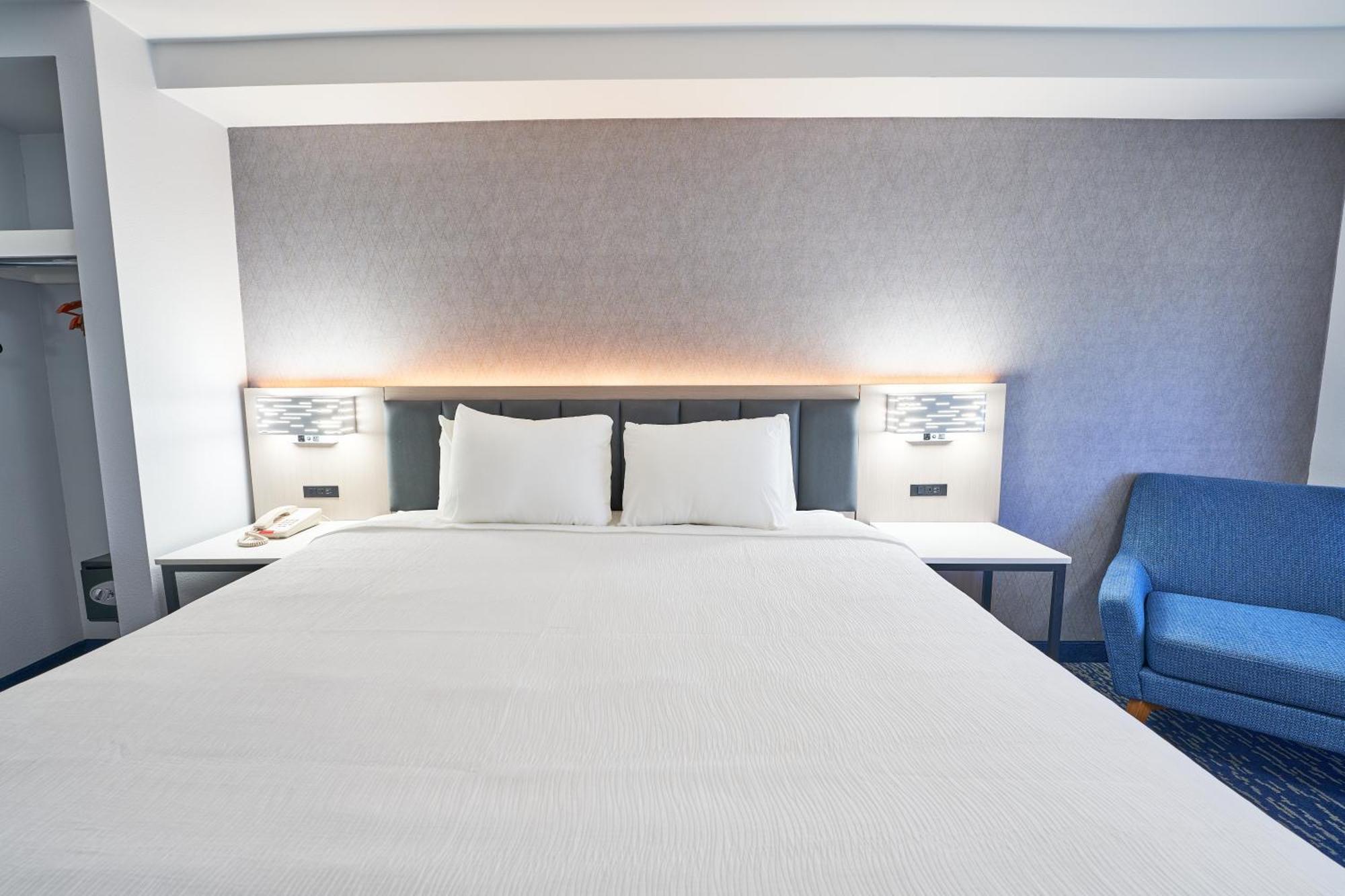 All Seasons Inn & Suites Борн Екстериор снимка