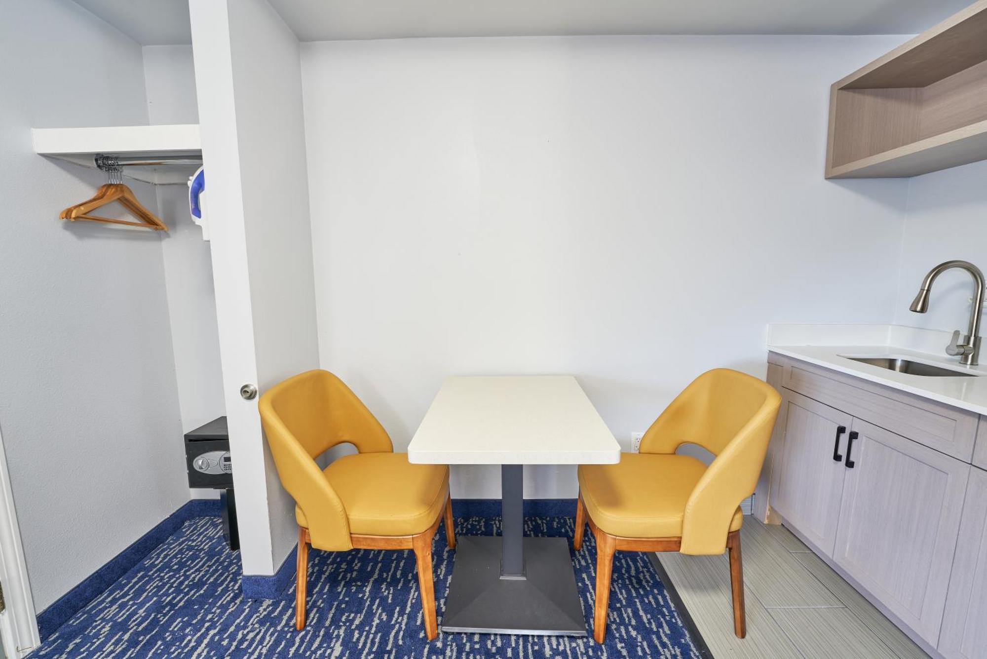 All Seasons Inn & Suites Борн Екстериор снимка