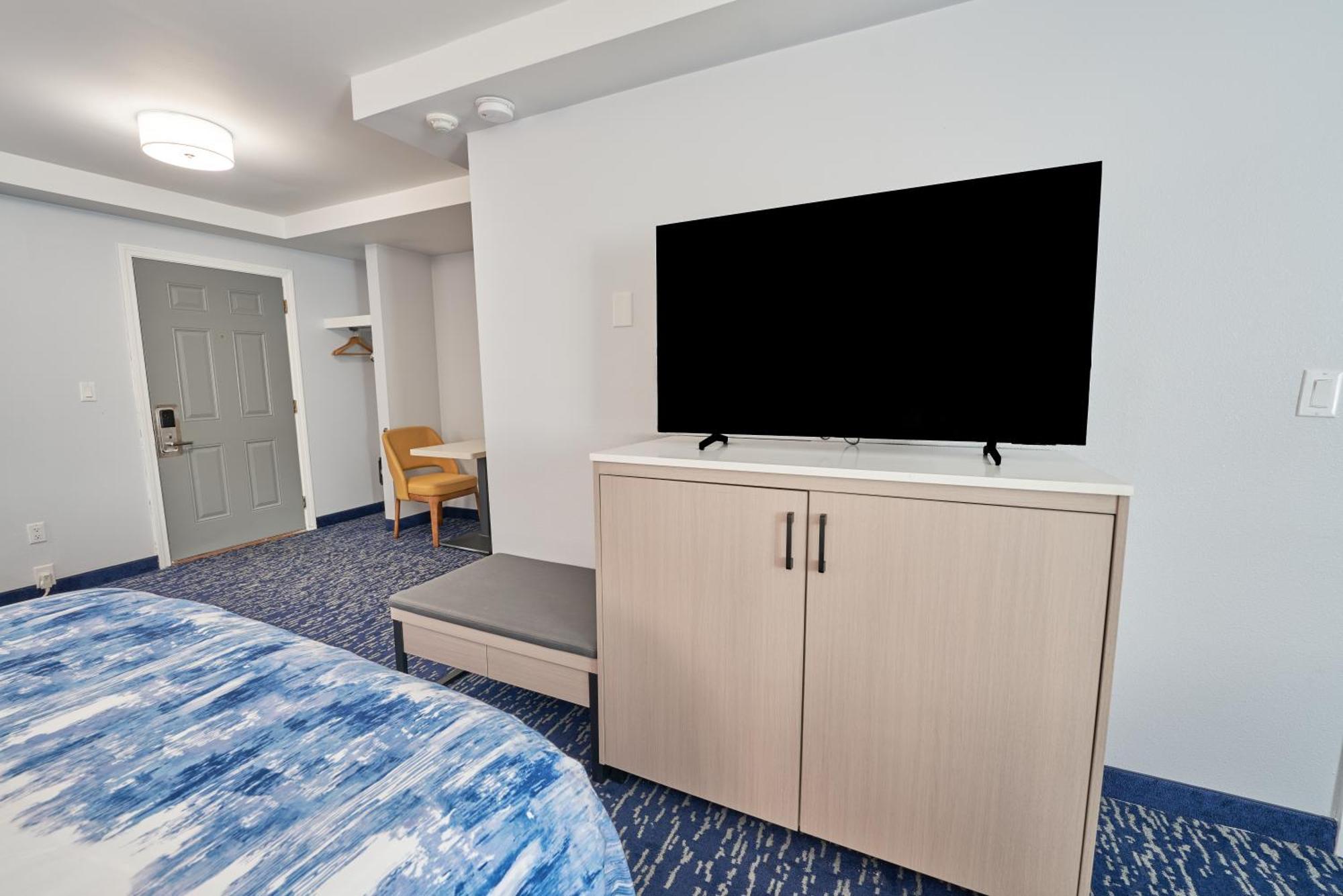 All Seasons Inn & Suites Борн Екстериор снимка