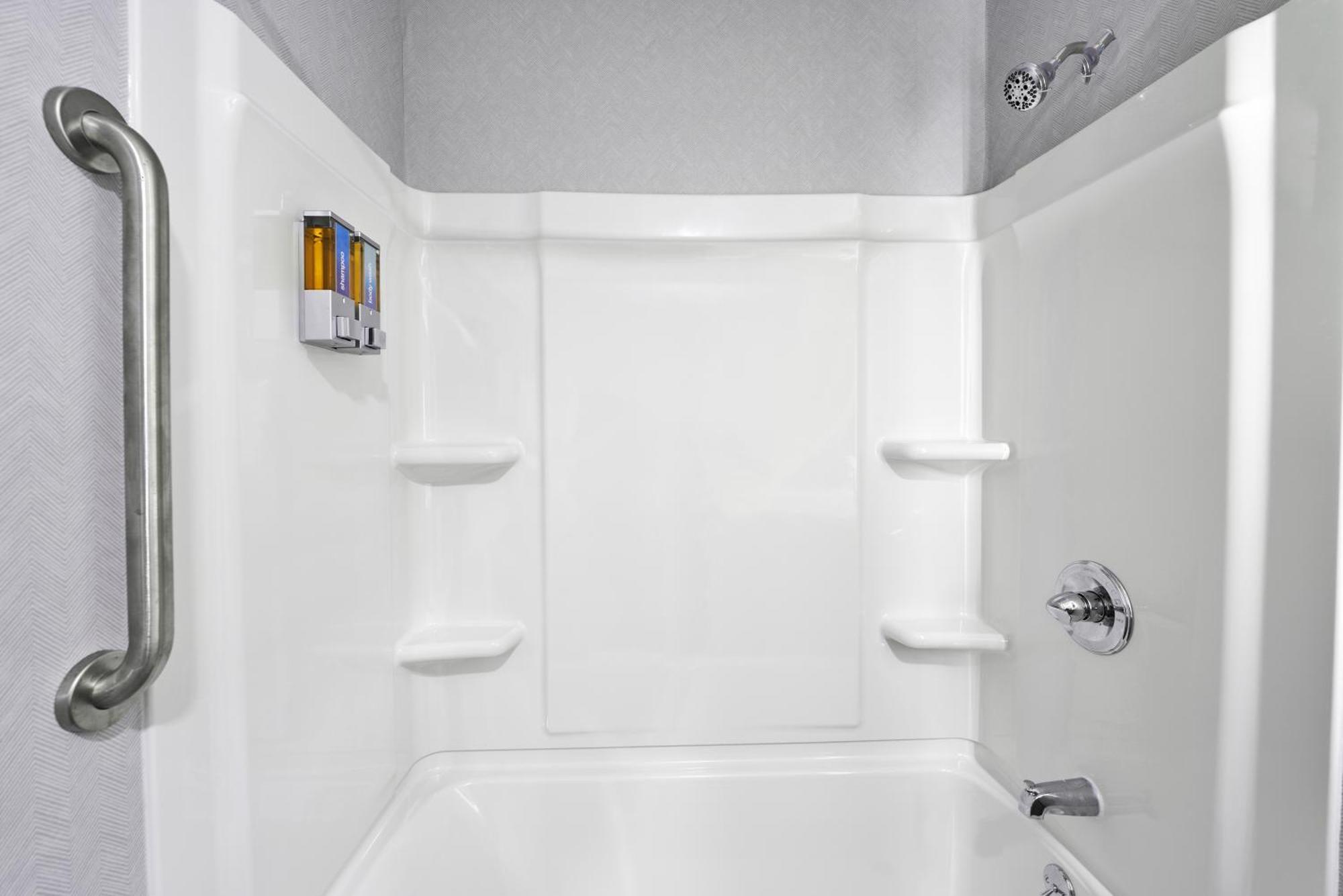 All Seasons Inn & Suites Борн Екстериор снимка