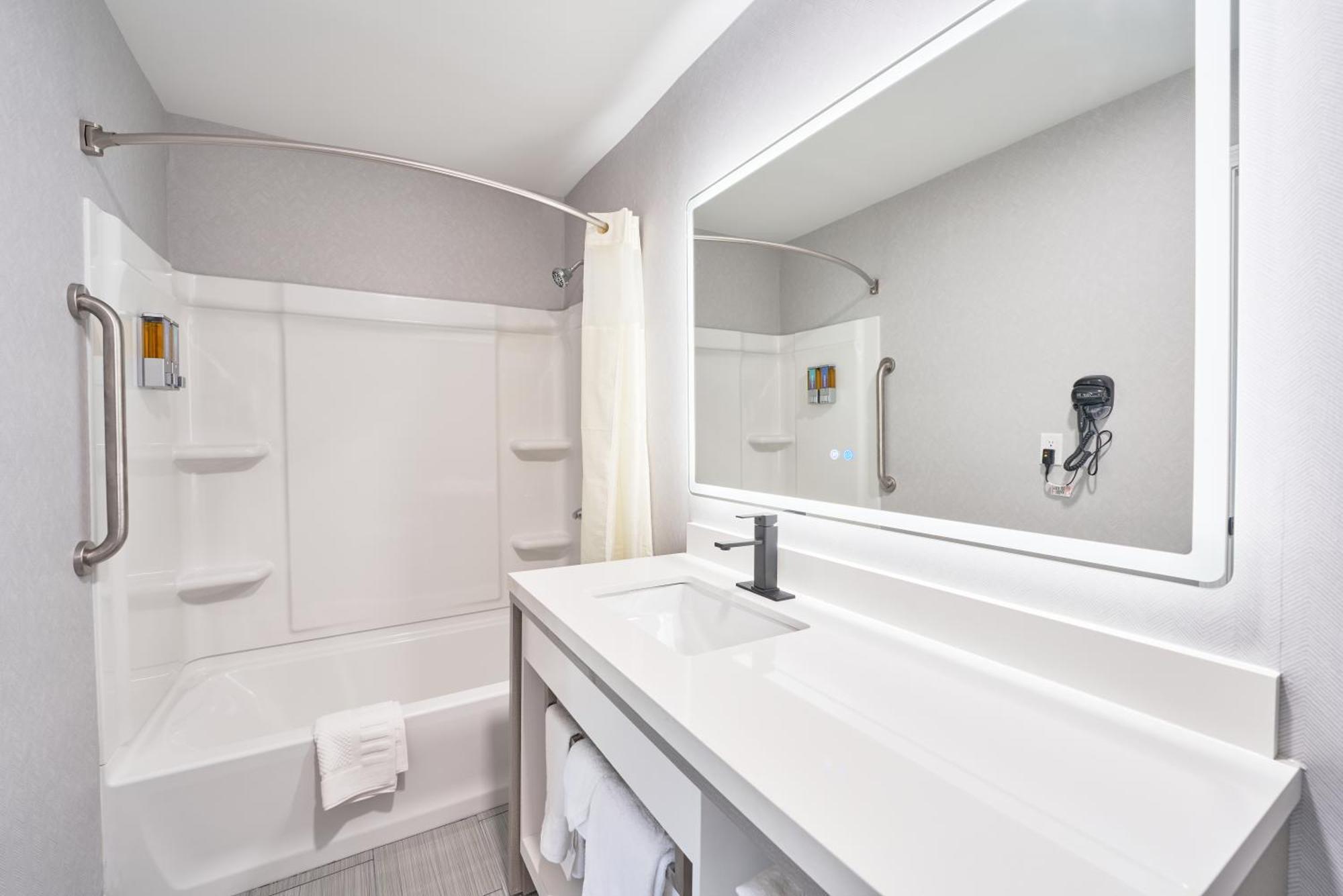 All Seasons Inn & Suites Борн Екстериор снимка