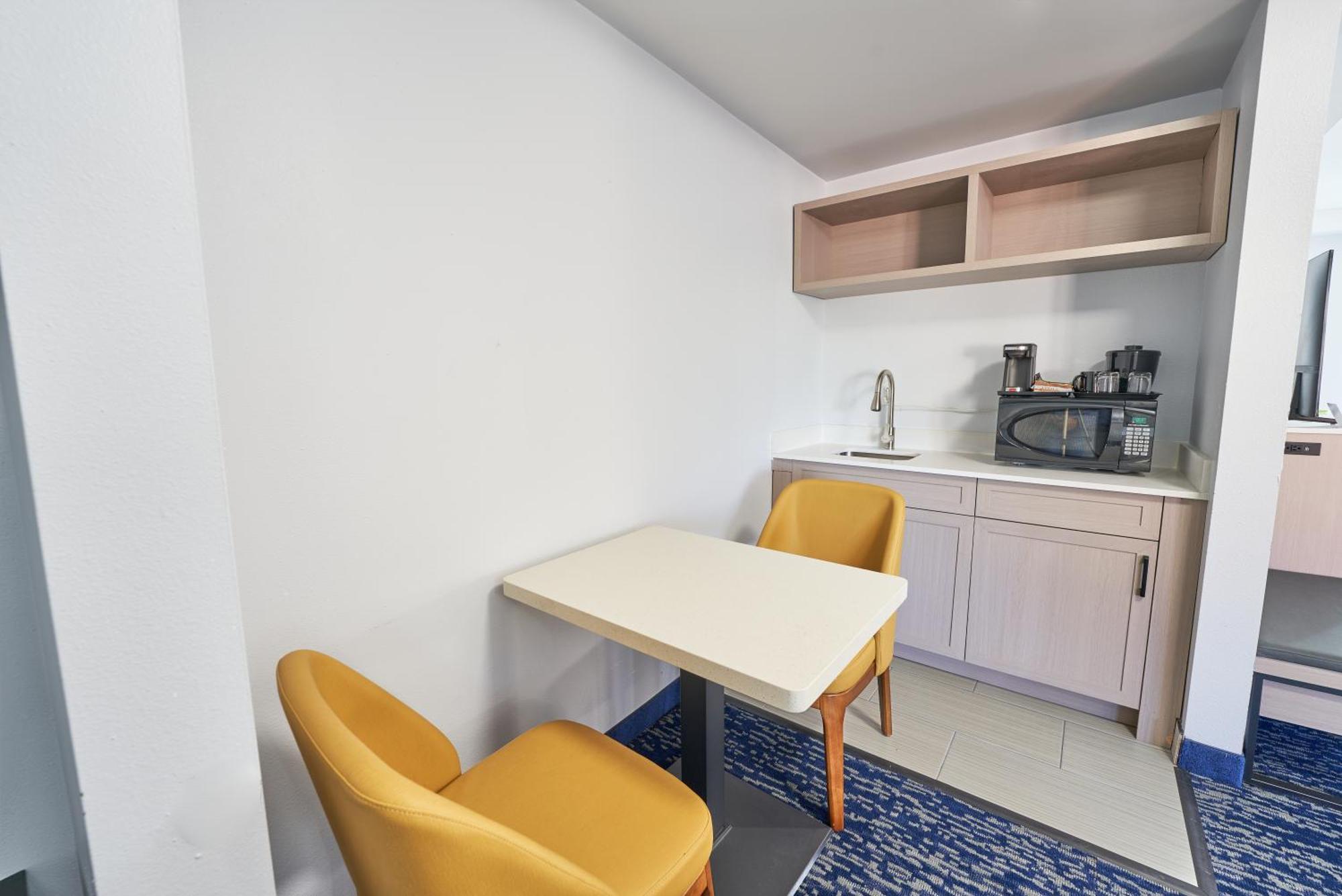 All Seasons Inn & Suites Борн Екстериор снимка
