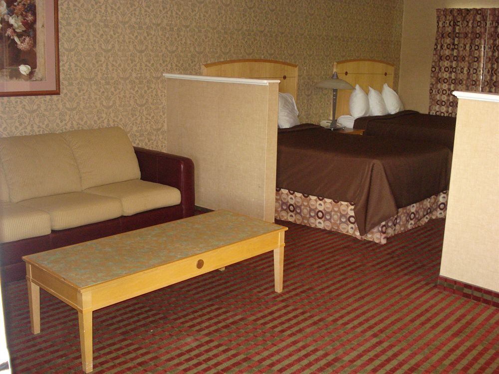 All Seasons Inn & Suites Борн Екстериор снимка