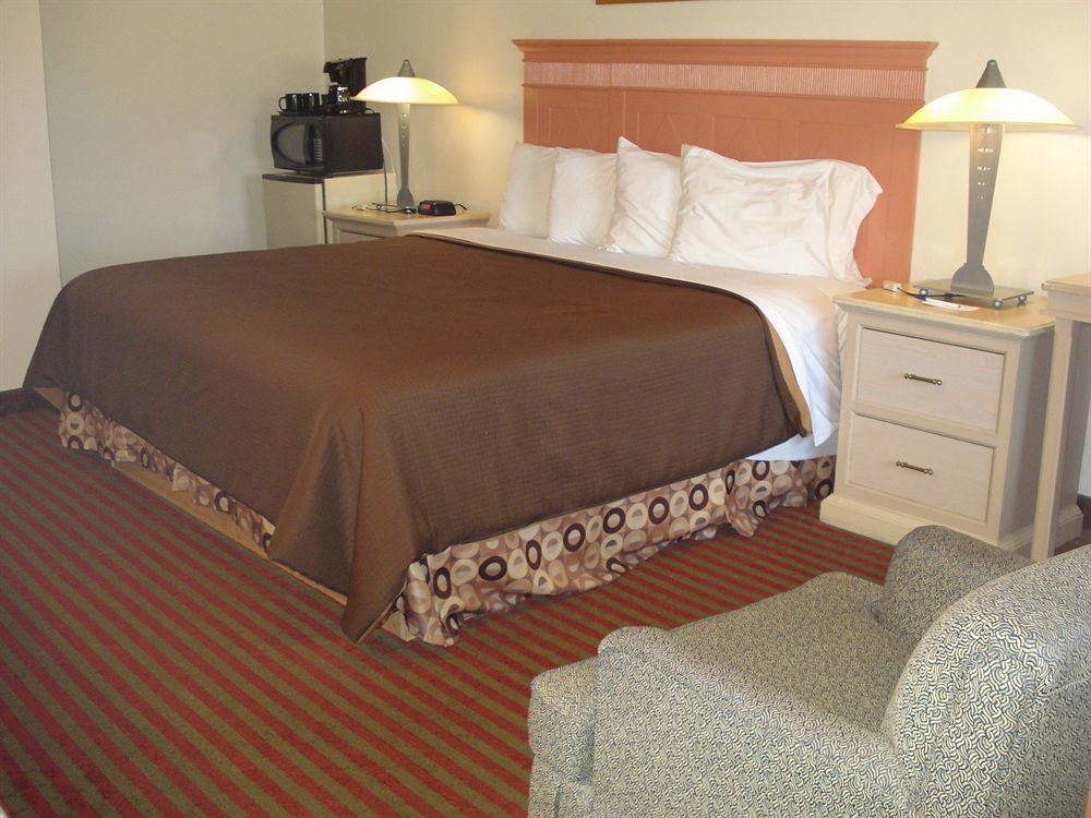 All Seasons Inn & Suites Борн Екстериор снимка