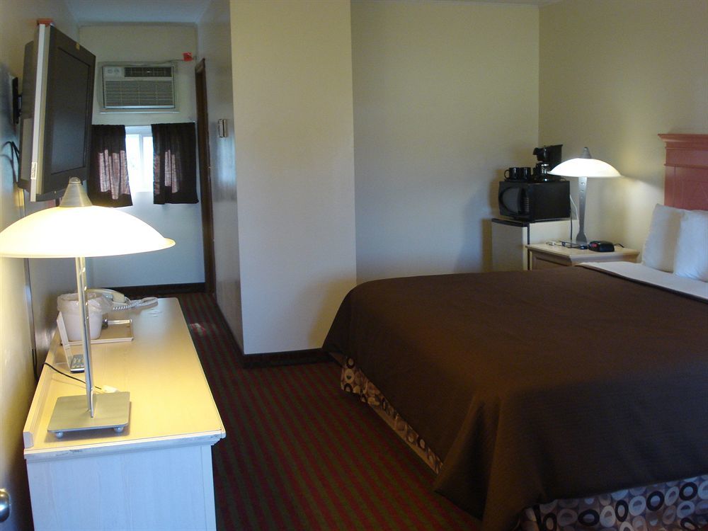 All Seasons Inn & Suites Борн Екстериор снимка