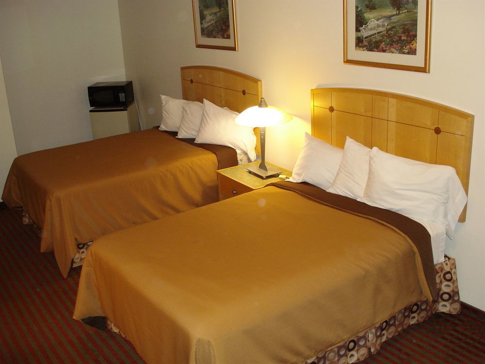 All Seasons Inn & Suites Борн Екстериор снимка