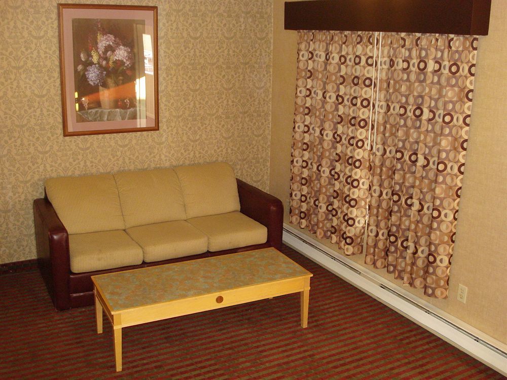 All Seasons Inn & Suites Борн Екстериор снимка