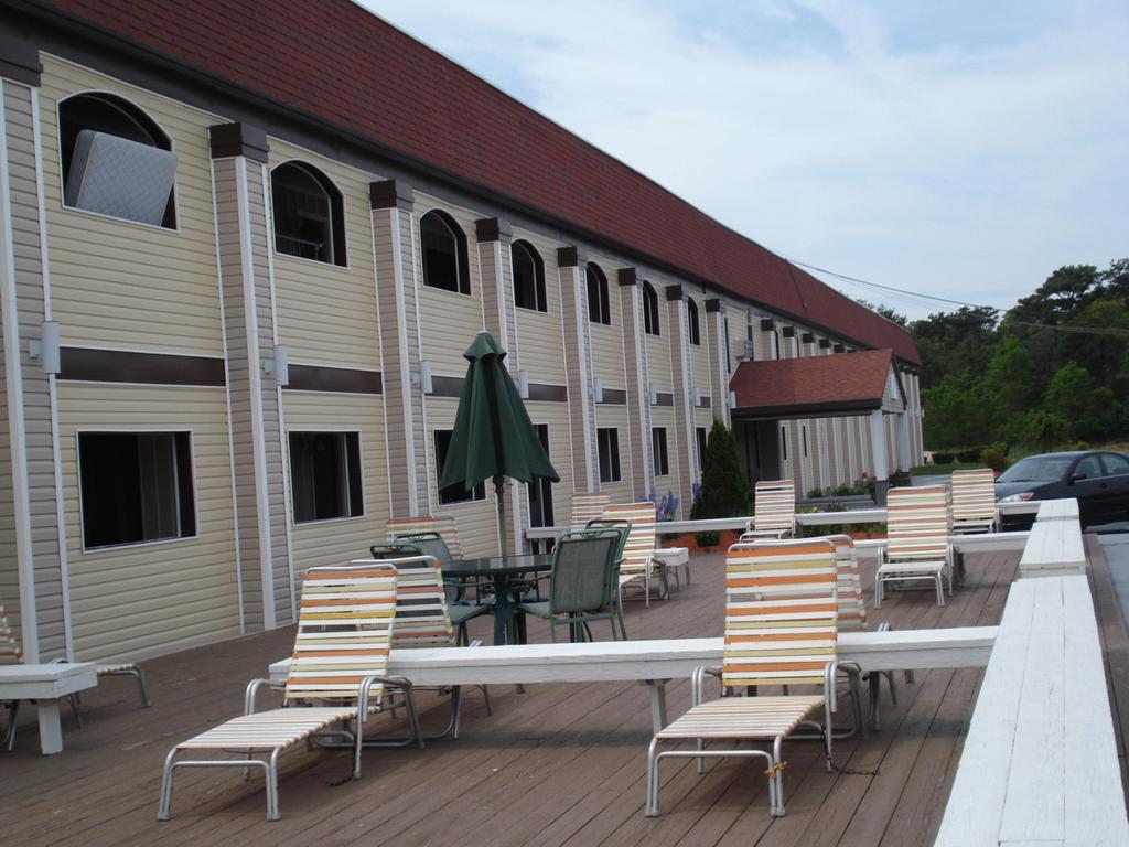 All Seasons Inn & Suites Борн Екстериор снимка