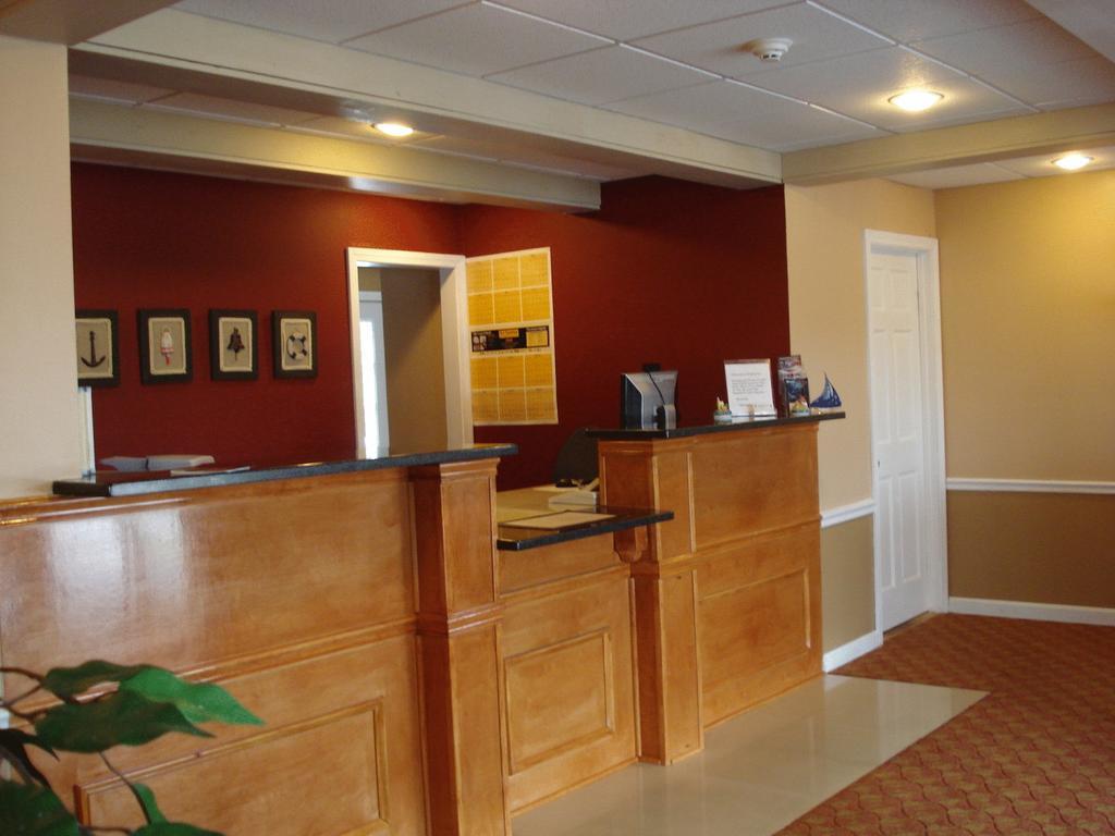 All Seasons Inn & Suites Борн Екстериор снимка